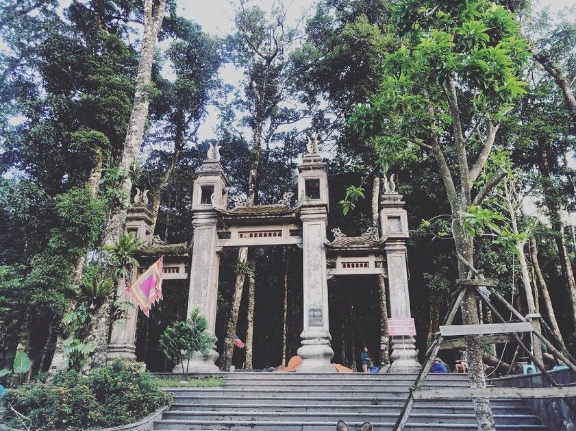 Capture the spiritual serenity of Đền Thượng’s sacred gem